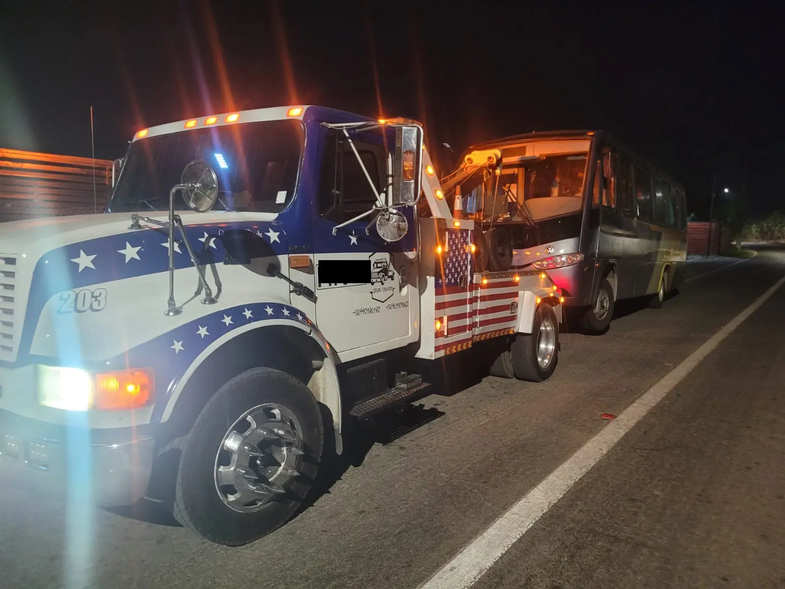 Servicio de grúa en la ciudad de noche