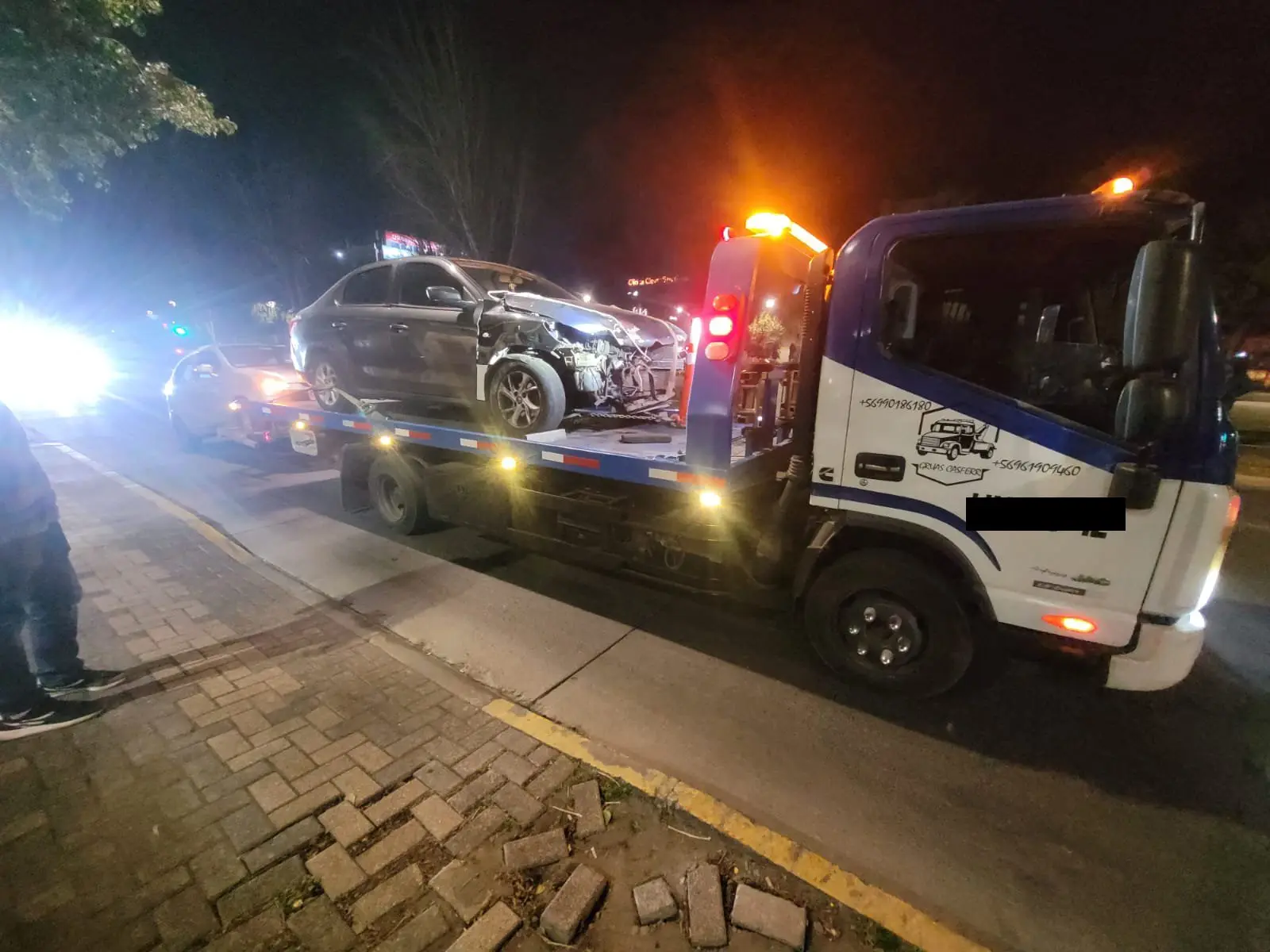 Grúa de plataforma con coche premium